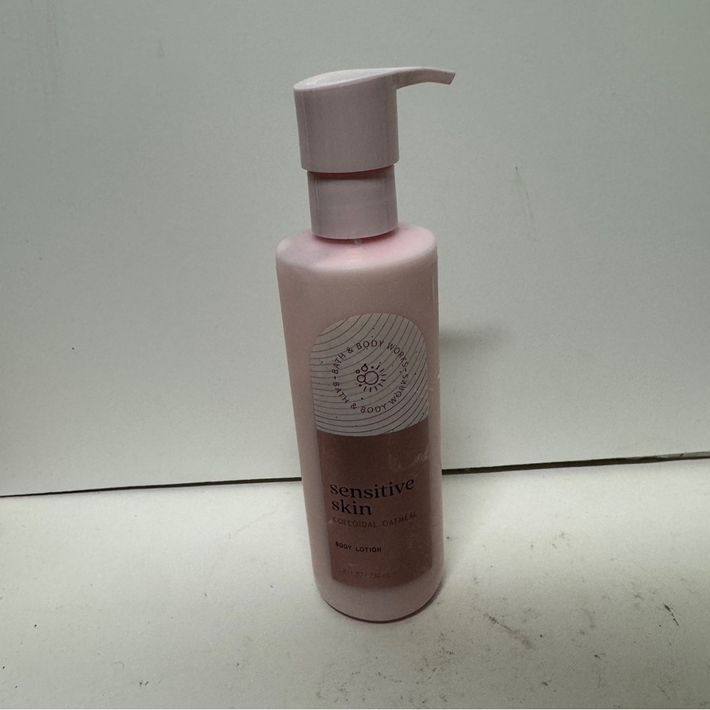 Bath & Body Works Sensitive Skin Colloidal Oatmeal Hydration Body Lotion 7.8 OZ - Picture 1 of 4